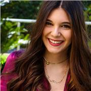 Laureata cum laude in Letterature e Culture comparate e comprovate certificazioni linguistiche impartisce lezioni di inglese